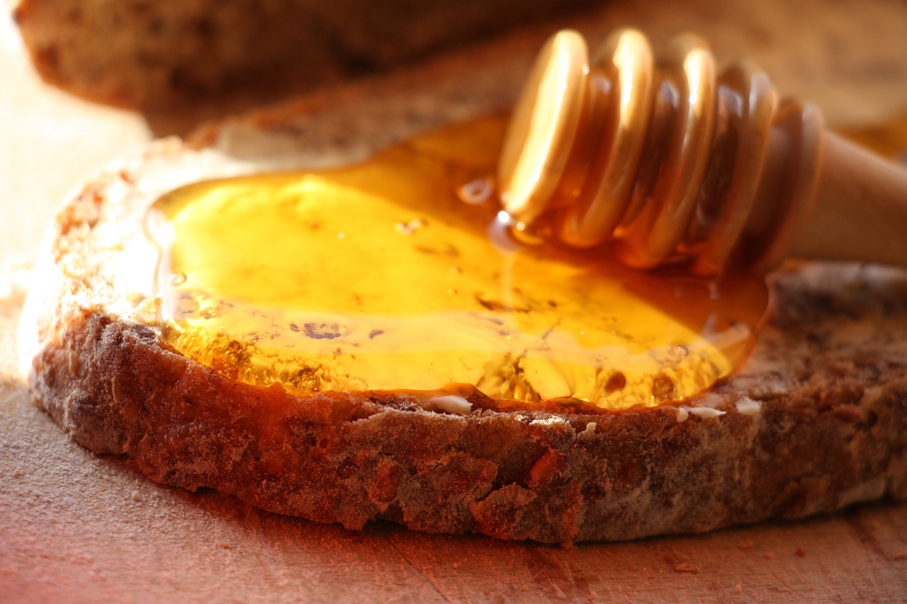 La miel es un antídoto antibiótico y cura el raquitismo, el escorbuto