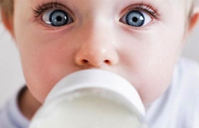 ¿Se debe dar agua a los bebés menores de 6 meses?